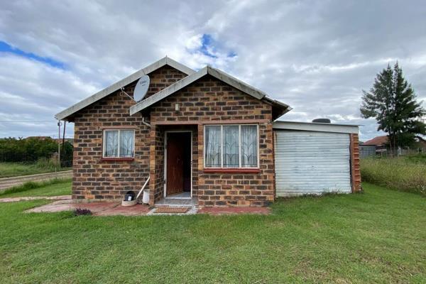 This cosy 2 bedroom home has a level yard that is fully fenced and has plenty of space to extend.

The house boasts:
- 2 bedrooms 
- 1 ...