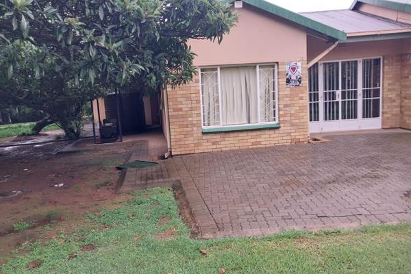 Well developed 2.5 hectare small holding with a lovely 3 bedroom house with BIC&#39;s, 1.5-bathroom{en-suite}, large lounge, ding room ...