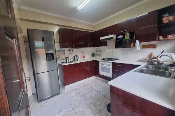 We welcome you to this beautiful  2-bedroom, 2-bathroom duplex, perfect for for newly weds , small family or a great investment ...