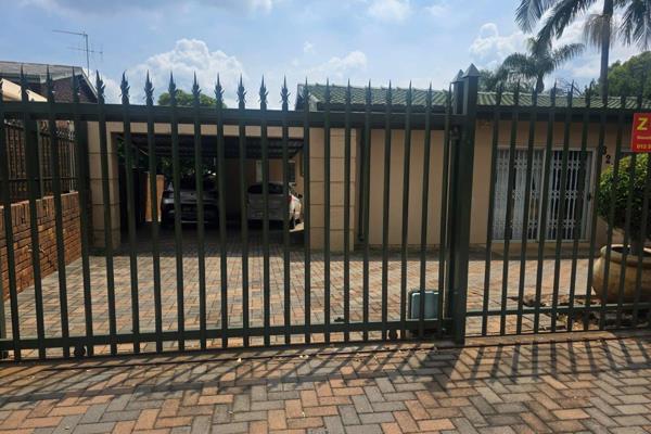 4 bedrooms
2 bathrooms
study
2 big living areas
patio
pool
closed in lapa 
big garden
big outside office
storeroom
outside ...