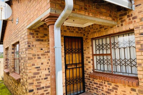 This charming 3-bedroom home in Tembisa offers comfortable living in a safe and secure environment. The property includes 2 ...