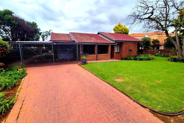 - SOLE MANDATE - This lovely family home was just renovated and offer 4 Bedrooms, 2.5 Bathrooms, a lounge, dinning room, study and ...