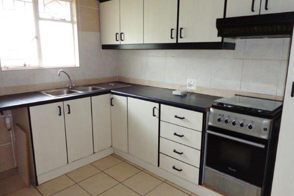 Lovely Pelham apartment up to let.  This unit consists of 2 bedrooms with built in cupboards tiled through-out.  The bathroom has a ...