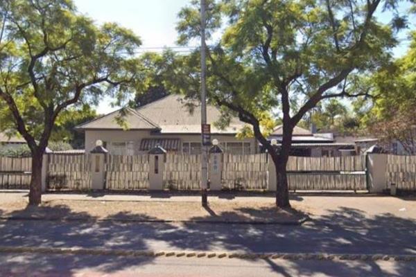 This full title house with 6 bedrooms,2 bathrooms,Lounch,big yard, in Sunnyside Pretoria, It&#39;s an excellent Investors opportunity. ...