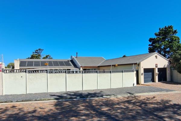 A lovely, spacious, 4 Bedroom house for sale on the border of Van Riebeeckstrand / ...