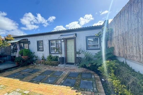 Welcome to a cozy and inviting flatlet nestled in the heart of Strandfontein. This charming abode offers a perfect blend of comfort and ...