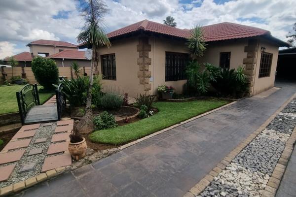 This Property Offers:

3 Bedrooms 
3 Bathrooms (Main En - Suite), 1 Guest Toilet
Stunning Kitchen with Separate Laundry
Lounge ...