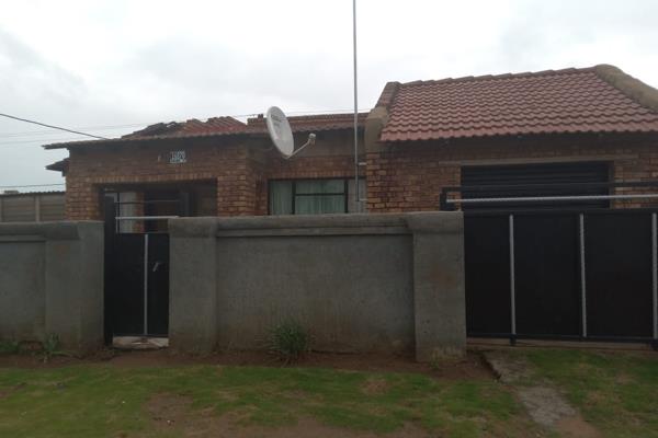 Etwatwa: R 350 000 

3 bedroom 
2 bathroom 
Single garage 

This charming 3-bedroom, 2-bathroom facebrick house in Etwatwa ...