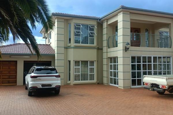 This beautiful and modern, double storey house in Helikon Park is situated close to amenities and, in addition, offers an adjacent open ...