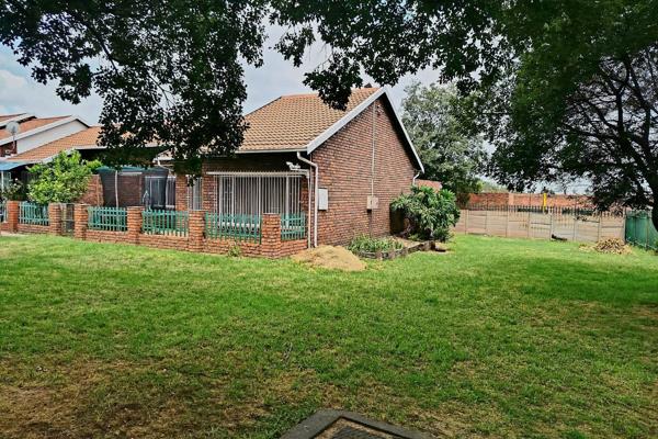 Available from 1 April 2025

3 Bedroom Townhouse in Boksburg

Stunning 3-bedroom, 2-bath townhouse with a tiled interior, a spacious ...