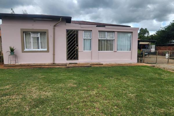 2 Bedroom House with bachelor flat for sale close to Fochville Primary School.
The property consist of the following:
2 Bedrooms (with ...