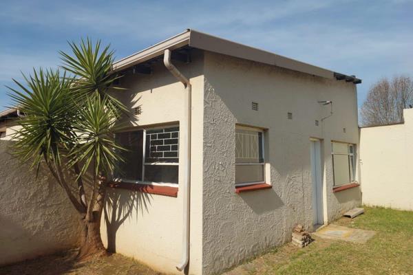 One Large Bedroom 
Large Bathroom 
Large Kitchen 
Electricity Prepaid 
Deposit is R4300.00 
Water is Free