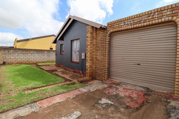 A warm 3 bedroom home in a very nice safe neighborhood close to all amenities like public transport, U save, Dobsonville point, schools ...