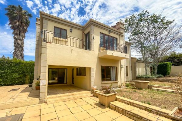 Broadacres living nestled on the northern edge of Dainfern, this exquisite property ...