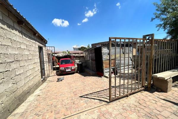 1 bedroom house in ext 21 with informal structures
this house is perfect for property investor , it  is a perfect location t build ...