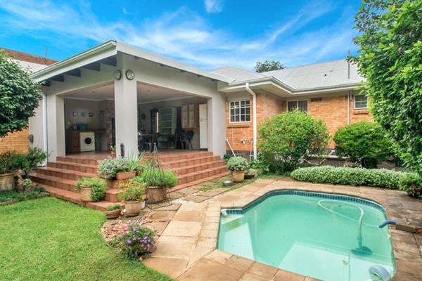 Welcome home to this perfectly maintained home in Franklin Roosevelt Park.

Enter the front door to a hallway that leads to the ...