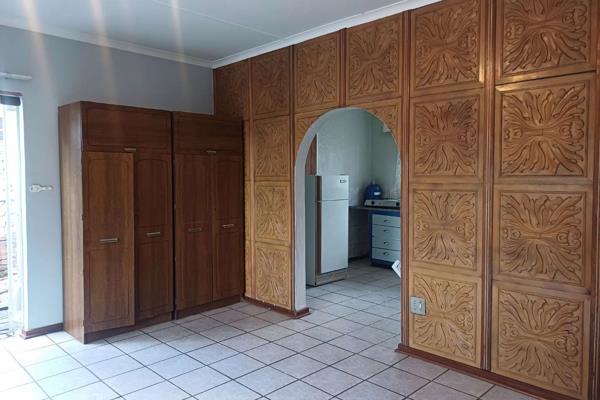 No pets and preferably mature single lady, non-smoker.
What a cozy and quiet ( NO PETS ) bachelor ( +-60sqm ) in a boomed area in ...