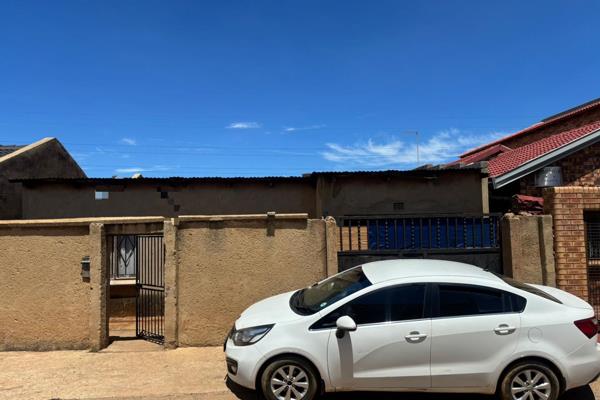 2 Bedroom house for sale in Chiawelo Ext 2, needs little TLC but a great bargain not to be missed. 
2-bedroom, kitchen and sitting ...