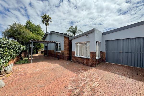 This residence exudes charm and character. Situated in the quiet neighbourhood of Kloofsig, this home offers a blend of elegance and  ...