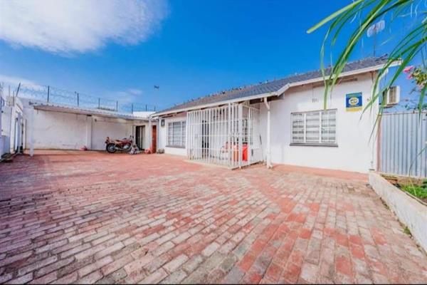 Charming 3-Bedroom Home with Modern Amenities in Eldorado Park Ext 7
Discover this gem ...