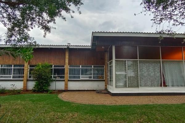 Spacious 3 Bedroom Family house with pool for sale in Brenthurst.
This home is located walking distance from schools, shops and not far ...