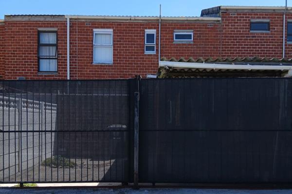 Neat ,semi 3 bedrooms Maisonnette in Westridge.All bedrooms tiled and blinds fitted.Main ...