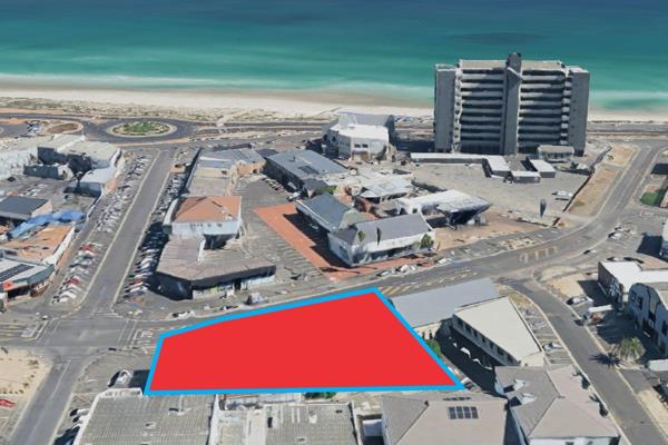 Mere metres from the ocean, this huge prime land represents a rare and spectacular development opportunity. Flaunting generous ...