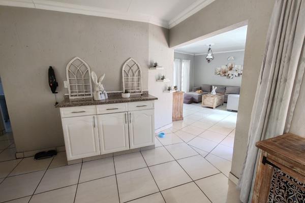 This Property Offers:

Beautiful Well Maintained 3 Bedroom Townhouse with 2 Bathrooms (Main En - Suite).
White Kitchen with Granite ...