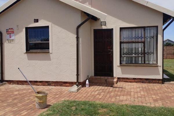 Two-bedroomed Stand-alone house in the quiet suburb of Crystal Park under Benoni.

Spacious and sunny bedrooms, full bathroom and a ...