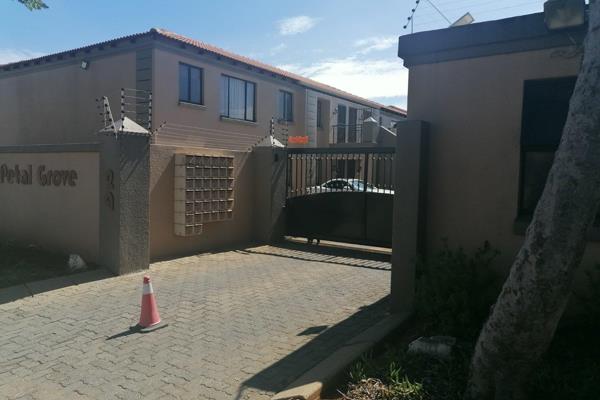 This stunning 3-bedroom, 2-bathroom apartment in Meyersdal, Alberton offers the 
perfect blend of comfort and convenience. Enjoy an ...