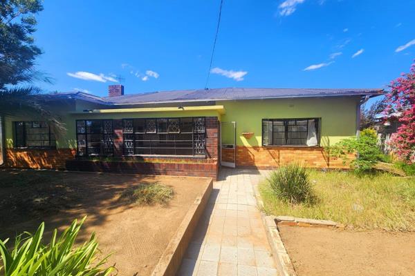 This property with lot of potential in a non load shading area of kroonheuwel ,needs some TLC.
The property is located closed to shops ...