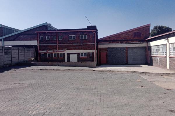 This well-maintained 1,237m2 warehouse in prime Benrose offers 925m2 of warehouse space ...