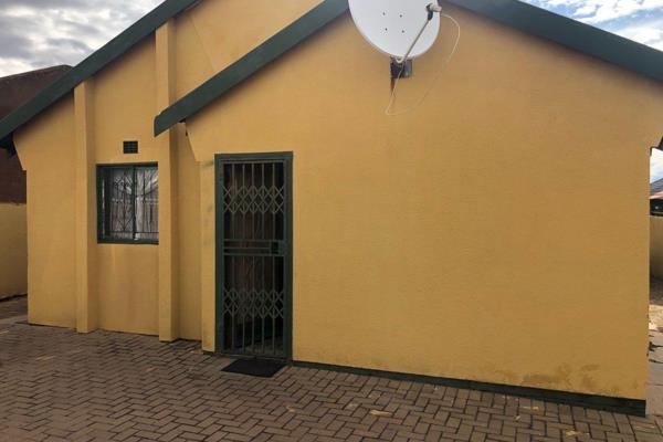 3 bedroom walled fence house with 1 living area, fitted kitchen, separate toilet and bathroom for sale in Mabopane X