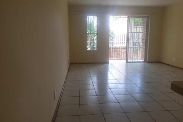 2 Bedroom apartment to rent in Moreleta Park.
Kitchen
Living area
Bathroom

Close to all ...