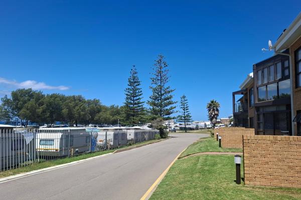 Located just beneath the iconic lighthouse.  Nestled in a charming complex in Mossel Bay, this cozy self-catering apartment offer the ...