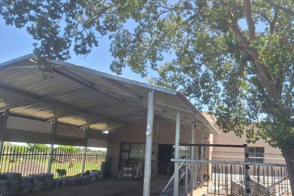 2.14 Ha Smallholding - near Vanderbijlpark town
3 Phase electricity, with beams and cameras, alarms 
2 Boreholes(1 fitted with pump ...