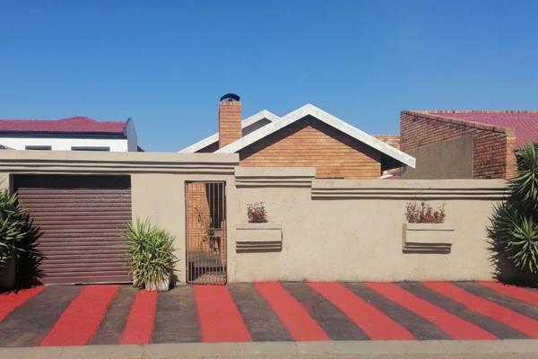 Bedrooms: 3 spacious bedrooms, perfect for families or professionals.

Location Highlights:

Opposite BP Garage, Protea North Pick n ...