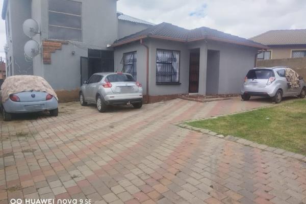 Spacious House for Sale in Olievenhoutbosch!

Located in a quiet and secure boomed-off area

Features:
- 2 spacious bedrooms with ...