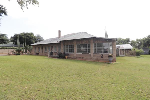 Perfect Extended 4 Bedroom Family Home with Flatlet in Daggafontein

The Lovely Cosy Home offers the following:

•	4 Bedrooms 
•	Neatly ...