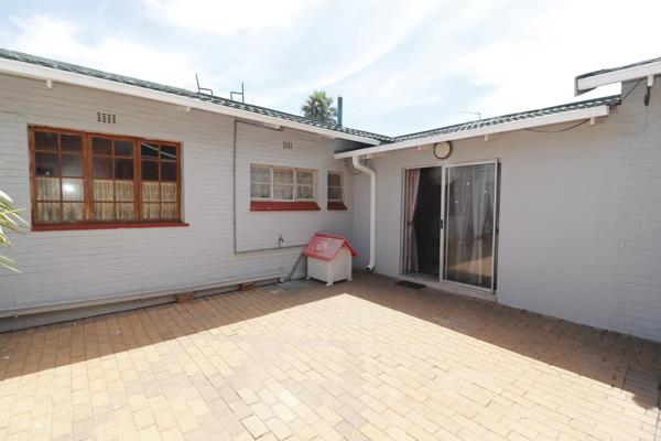 Perfect Investment Opportunity 4 Home&#39;s for the Price of 1 in Strubenvale!!

This Investment Property Offers:

Main Home:

* ...