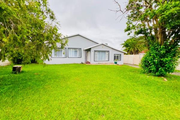 Located in the heart of Hayfields a spacious and renovated family home that is neatly tiled throughout.

Features a newly renovated ...