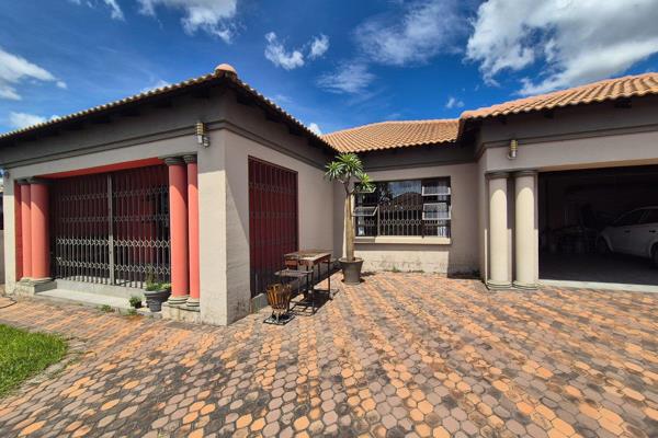 Step into comfort and security with this beautiful family home, nestled in the heart of Aerorand West. Enter through the automated gate ...