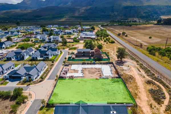 This expansive, north-facing stand in The Acres at Pearl Valley Golf Estate offers stunning views of the surrounding mountains ...