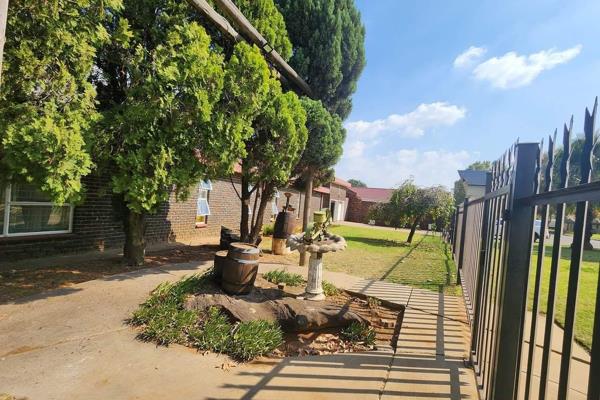 MAIN HOUSE FEATURES:
- Spacious kitchen with built-in cupboards, laundry, scullery, gas hob, and eye-level oven
- 4 Spacious bedrooms ...