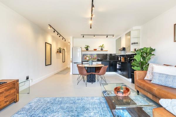 This beautifully renovated apartment is perfect as a lock-up-and-go and a very successful Airbnb investment. 

Conveniently located in ...