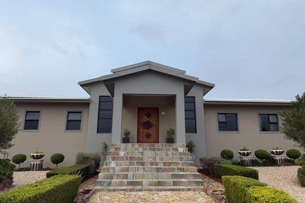 Stunning Modern Home in Ladismith - A Once-in-a-Lifetime Opportunity!

Welcome to this ...