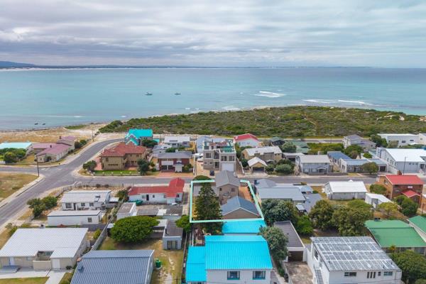 Dual Mandate - This beautifully renovated home is located near Struisbaai&#39;s Blue Flag beach and bustling harbour. It features a ...