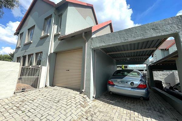 3 Bedrooms with 2 bathrooms (1 en suite) on the top level , Guest toilet on the bottom level
Kitchen with fitted gas stove, 2 ...