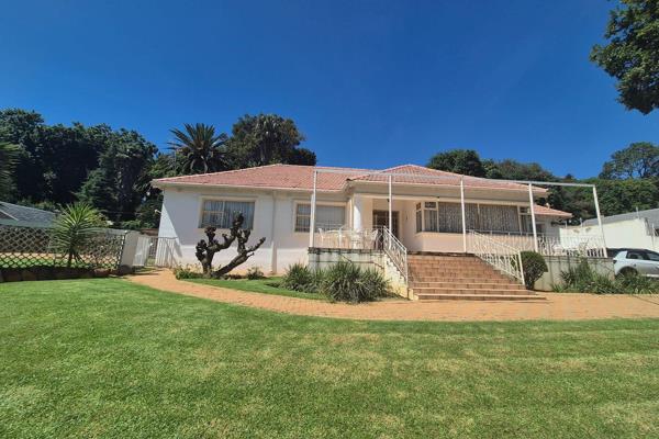 Solid original Linksfield home set on a 2861 m&#178;  stand and offers views to the North.
 
The home offers formal lounge, tv/family ...