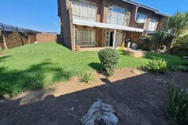 Lovely simplex!

This lovely pet friendly simplex with a face brick exterior has a home sweet home feel to it and is situated in a ...